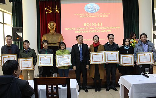 Phó Bí thư Đảng ủy, Phó Tổng cục trưởng Tổng cục Du lịch Ngô Hoài Chung trao Giấy khen cho 16 đảng viên hoàn thành xuất sắc nhiệm vụ năm 2017